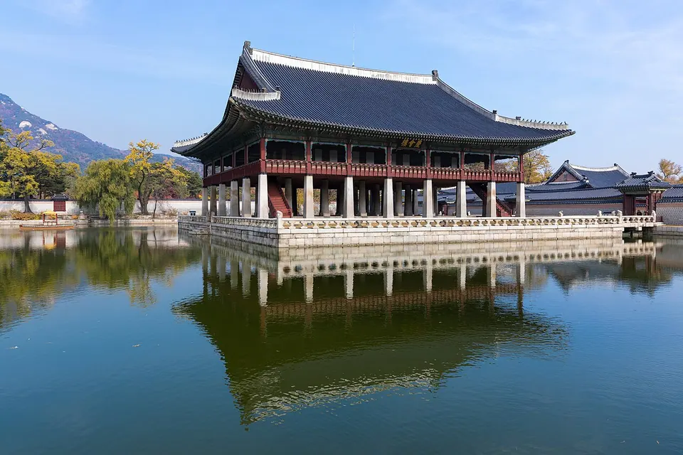 Pavilion Gyeonghoeru dan kolamnya di Istana Gyeongbokgung, Seoul